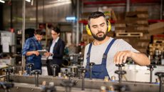 Logística, produção e telemarketing lideram a busca por trabalhadores. - Imagem: Reprodução/Agência SP.