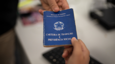 Trabalhadores em setor de construção civil; segmento está entre os mais impactados pela possível mudança na escala 6x1 - Imagem: Reprodução