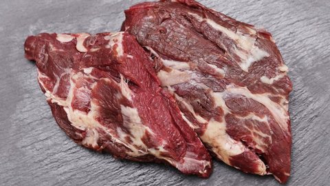 Empresa é investigada por revender carne estragada de enchentes no RS - Imagem: Reprodução / Freepik