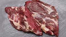 Empresa é investigada por revender carne estragada de enchentes no RS - Imagem: Reprodução / Freepik