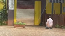 Uma foto de um empresário em frente à sua padaria em Votuporanga (SP) mostra o homem, antes de abrir o comércio, fazendo uma oração. - Imagem: reprodução I G1