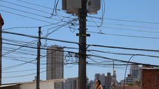 Com ventos de até 98 km/h, o ciclone causou danos severos à infraestrutura elétrica, afetando milhões de moradores - Imagem: Reprodução / Rovena Rosa / Agência Brasil