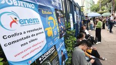 O Enem é a principal porta de entrada para o ensino superior no Brasil, com isenção não garantindo a inscrição automática - Imagem: Reprodução/Paulo Pinto/Agência Brasil