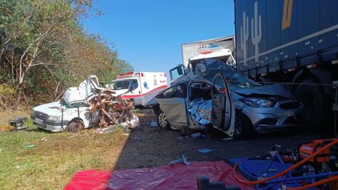 GRAVE - engavetamento entre veículos deixa 5 mortos em SP - Imagem: reprodução Corpo de Bombeiros