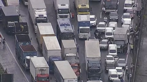 Engavetamento grave congestiona trecho da Rodovia Anhanguera - Imagem: Reprodução/Globoplay