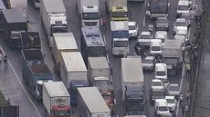 Engavetamento grave congestiona trecho da Rodovia Anhanguera - Imagem: Reprodução/Globoplay