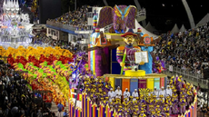 Com entrada gratuita, escolas de samba ocupam a passarela do Anhembi - Imagem: Paulo Lopes/Liga SP