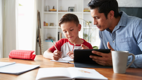 Condenação de casal por educar as filhas em casa reacendeu o debate sobre homeschooling, legislação educacional e autonomia familiar no Brasil - Imagem: Reprodução