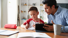 Condenação de casal por educar as filhas em casa reacendeu o debate sobre homeschooling, legislação educacional e autonomia familiar no Brasil - Imagem: Reprodução