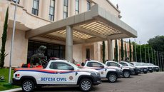 Equipamentos entregues à Defesa Civil incluem kits de combate a incêndios e veículos, aumentando a capacidade de resposta a desastres. - Imagem: Divulgação / Governo do Estado de São Paulo