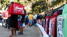 Paralização dos entregadores de aplicativo na praça Charles Miller, em 2020 - Imagem: Reprodução / Agência Brasil / Rovena Rosa