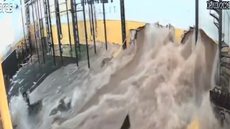 Imagens mostram a força da água derrubando paredes e inundando o espaço da academia - Imagem: Reprodução / Instagram / @yellowmonkeycf