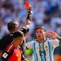 Enzo Fernandez sendo expulso depois de entrada violenta em Pau Cubarsí - Imagem: Reprodução/Getty Images