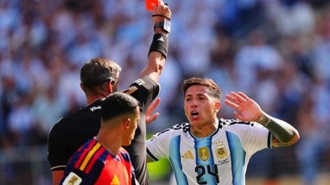 Enzo Fernandez sendo expulso depois de entrada violenta em Pau Cubarsí - Imagem: Reprodução/Getty Images