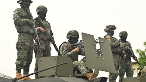 Soldados do Exército equatoriano participam de operação contra cartéis de drogas na província de Guayas durante ofensiva nacional contra o crime organizado. - Imagem: Marcos Pin / AFP