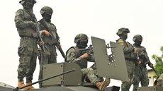 Soldados do Exército equatoriano participam de operação contra cartéis de drogas na província de Guayas durante ofensiva nacional contra o crime organizado. - Imagem: Marcos Pin / AFP