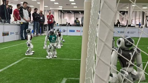 Uma das principais atrações do evento é o futebol protagonizado por robôs humanoides - Imagem: Reprodução / g1 BA / Mateus Xavier