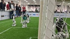 Uma das principais atrações do evento é o futebol protagonizado por robôs humanoides - Imagem: Reprodução / g1 BA / Mateus Xavier