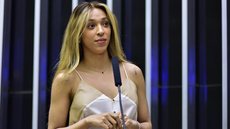 Erika Hilton criticou a PEC assinada por Flávio Bolsonaro e outros senadores da oposição, afirmando que a proposta pode abrir brechas para jornadas sem descanso semanal garantido. - Imagem: Zeca Ribeiro / Câmara dos Deputados