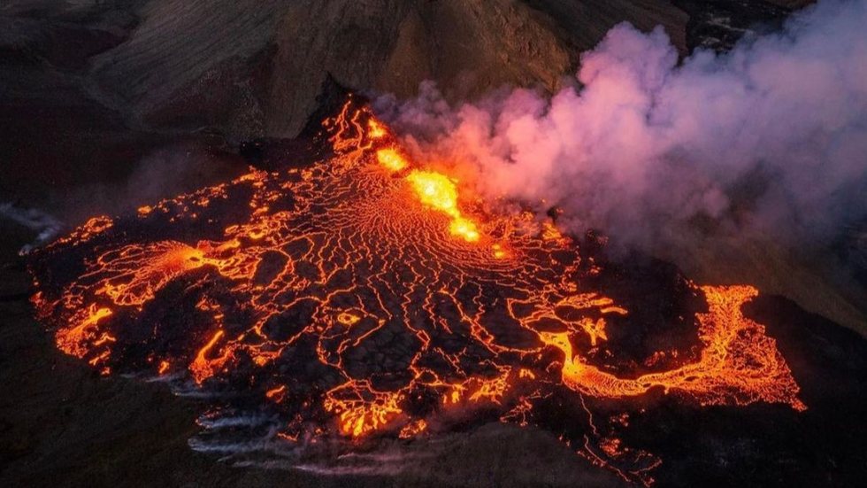 Erupção de vulcão na Islândia vira atração turística; veja o vídeo - imagem: reprodução Instagram @thestrawhatbackpacker