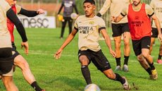 Escândalo! Jogador do Criciúma é flagrado em exame antidoping durante partida do Brasileirão - Imagem: Reprodução / Criciúma E.C. / João Vitor Pereira