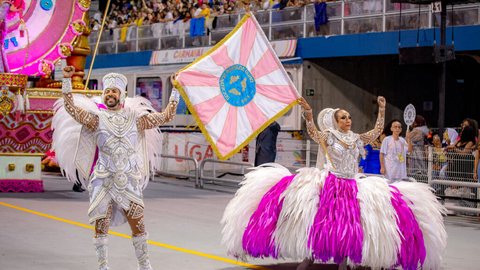 sfile da Rosas de Ouro no Carnaval passado: escola entra na avenida sob pressão após perder 0,5 ponto antes da avaliação dos jurados. - Imagem: Reprodução/Liga de SP