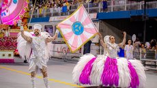 sfile da Rosas de Ouro no Carnaval passado: escola entra na avenida sob pressão após perder 0,5 ponto antes da avaliação dos jurados. - Imagem: Reprodução/Liga de SP