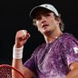 Os fãs poderão assistir ao jogo ao vivo pela ESPN e Disney+, torcendo por mais uma vitória do tênis brasileiro. - Imagem: Reprodução/ Julien Crosnier/FFT; Andre Ferreira/FFT | @rolandgarros