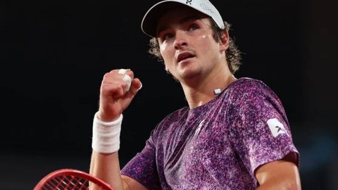 Os fãs poderão assistir ao jogo ao vivo pela ESPN e Disney+, torcendo por mais uma vitória do tênis brasileiro. - Imagem: Reprodução/ Julien Crosnier/FFT; Andre Ferreira/FFT | @rolandgarros