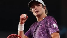 Os fãs poderão assistir ao jogo ao vivo pela ESPN e Disney+, torcendo por mais uma vitória do tênis brasileiro. - Imagem: Reprodução/ Julien Crosnier/FFT; Andre Ferreira/FFT | @rolandgarros