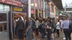 Alagamentos nos trilhos comprometem a operação da linha 10-Turquesa da CPTM, com trens circulando apenas entre Utinga e Mauá - Imagem: Reprodução / TV Globo