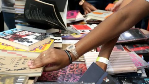 Estações de metrô distribuem livros gratuitos nesta terça-feira - Imagem: Reprodução / Agência Brasil / Tânia Rêgo
