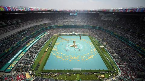 Autoridades mexicanas prenderam um jovem de 24 anos acusado de anunciar o aluguel de uma credencial oficial da Copa do Mundo de 2026 pelas redes sociais. - Imagem: REUTERS / Kai Pfaffenbach