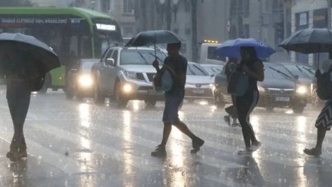 Previsão indica continuidade das chuvas com rajadas de vento e trovoadas até a noite. - Imagem: Reprodução/Agência Brasil.