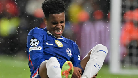 Estêvão deixa o campo lesionado em partida do Chelsea e preocupa a seleção brasileira às vésperas da Copa do Mundo - Imagem: Reprodução