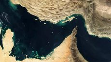 Rota estratégica que concentra cerca de 20% do petróleo mundial e está no centro da tensão global. - Imagem: NASA / Domínio Público