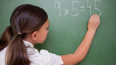 Estudo revela que 51% dos estudantes do 4º ano não sabem a tabuada - Imagem: Reprodução / Freepik