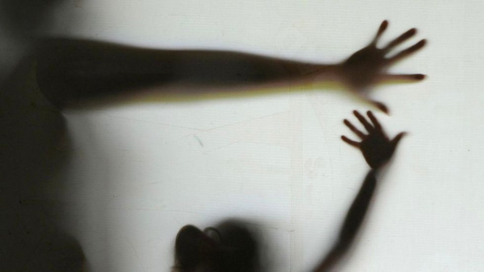 Homem arromba porta e flagra quem mais amava sendo estuprada em festa de casamento - Imagem: reprodução Agência Brasil