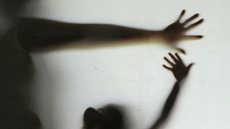 Homem arromba porta e flagra quem mais amava sendo estuprada em festa de casamento - Imagem: reprodução Agência Brasil