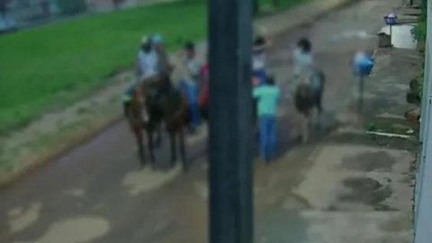 Menina de 14 anos sofre estupro coletivo após convite para andar a cavalo e é encontrada sangrando - Imagem: reprodução
