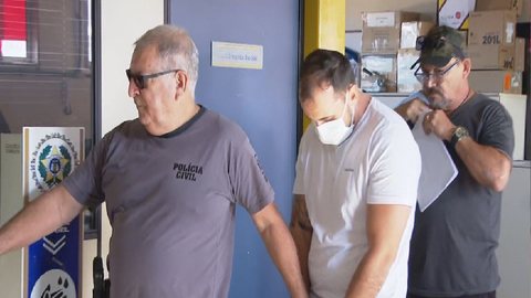 O médico Giovanni Quintella Bezerra foi levado algemado pela Policia Civil na Baixada Fluminense, no Rio de Janeiro - Reprodução/TV Globo