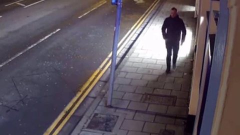 As câmeras de segurança de uma rua mostram o homem perseguindo uma mulher em Somerset, no Reino Unido - Imagem: reprodução/Mirror