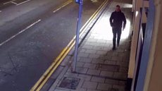 As câmeras de segurança de uma rua mostram o homem perseguindo uma mulher em Somerset, no Reino Unido - Imagem: reprodução/Mirror