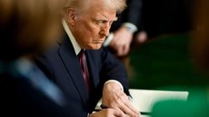 Presidente Donald Trump assina decreto que determina a saída dos Estados Unidos da Organização Mundial da Saúde, intensificando críticas à entidade. - Imagem: Reprodução / X @WhiteHouse