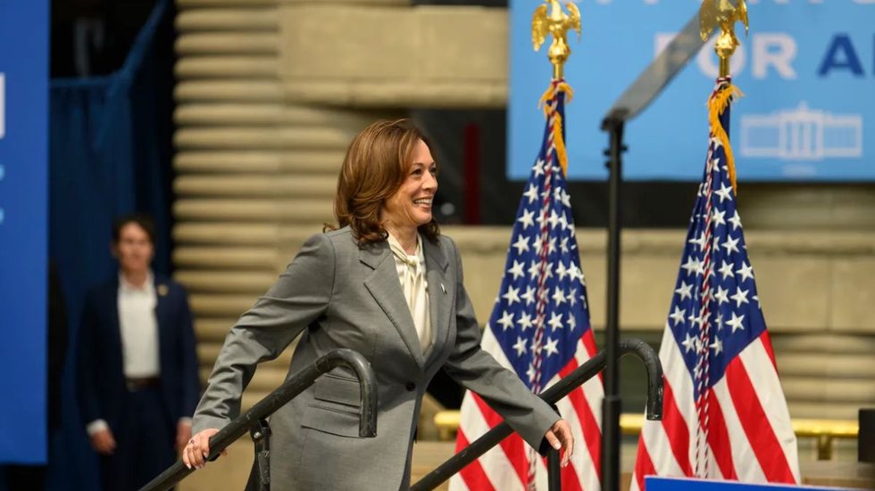 Kamala Harris ocupa o vácuo deixado por Biden. - Imagem: Reprodução | X (Twitter) - @DetroitNews
