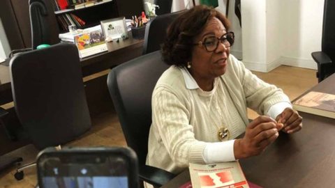 Eunice, professora da USP e ex-secretária de Justiça, destaca-se por sua luta contra a discriminação racial e pela representatividade feminina na política. - Imagem: Reprodução | Primeiros Negros