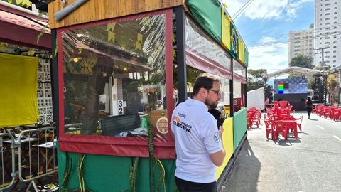 Estrutura montada para transmissão de jogo da Seleção Brasileira em São Paulo gerou debate sobre gastos públicos, transparência e critérios para apoio municipal a eventos. - Imagem: Reprodução