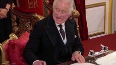 Ex-funcionários de Rei Charles revelam hábito 'fofo' para dormir e maus-tratos - Imagem: reprodução redes sociais