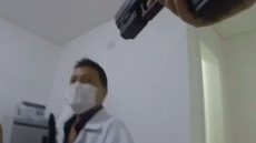 VÍDEO - ex-médico é flagrado dando descarga em feto após realizar aborto, em SP - Imagem: reprodução Facebook