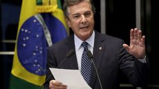 Collor, condenado a 8 anos e 10 meses, é acusado de receber R$ 20 milhões em propinas para beneficiar empresas da BR Distribuidora - Imagem: Reprodução / X / @elpaisuy